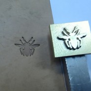 Símbolo gravado em Latão